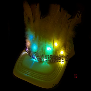 SOMBRERO TRUCKER LUJO CON PLUMAS CON LUZ AMARILLO FLUO x 1